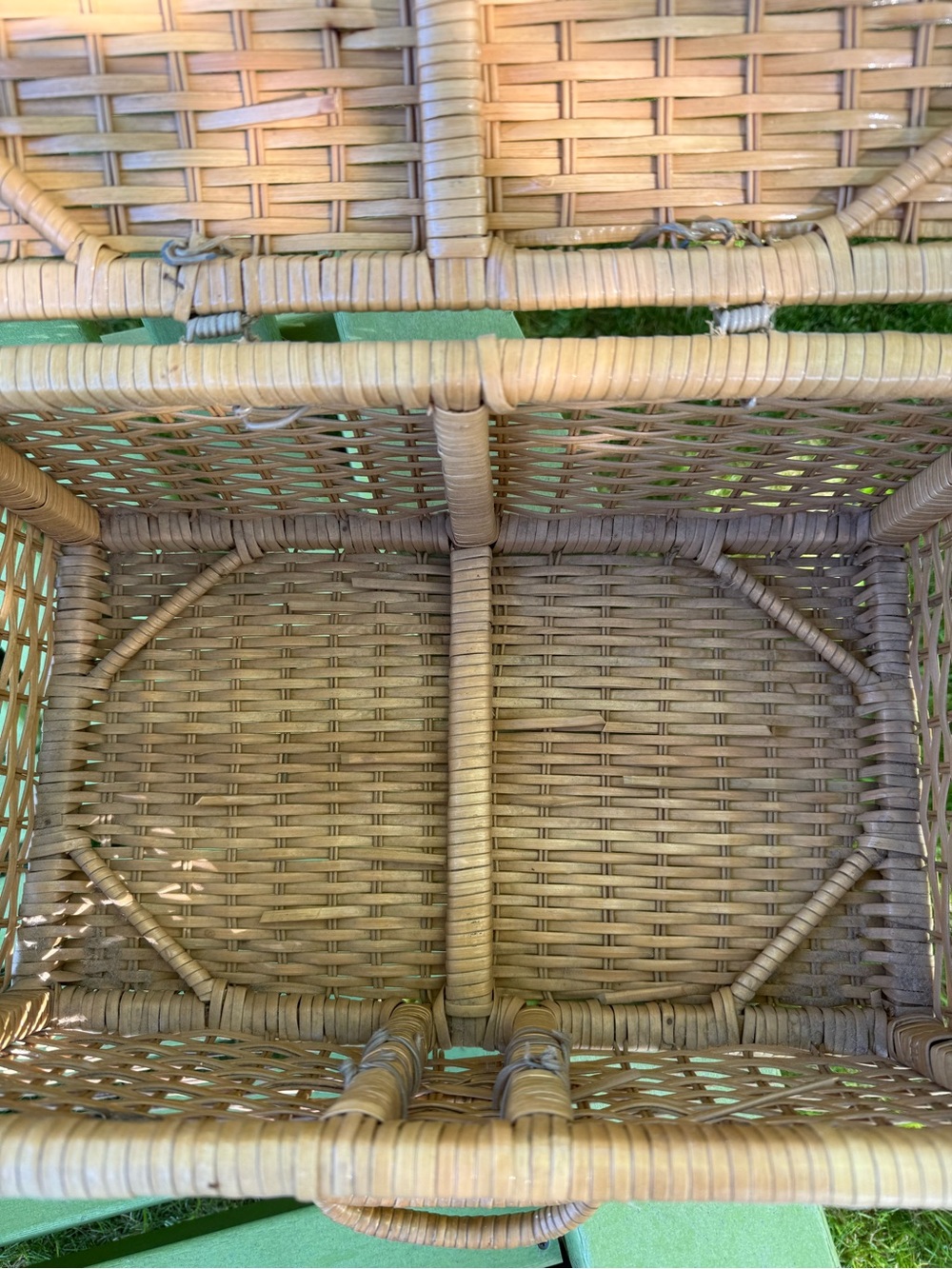 Woven Rattan Picnic Basket with Leather Straps Vintage 1970 with Red White Blue - Picture 7 of 12